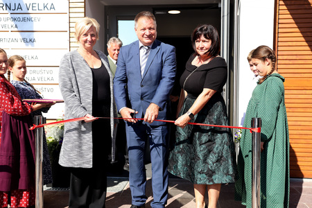 Prerez traku na svečani otvoritvi Doma krajanov Zgornja Velka