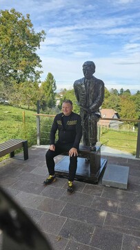 Pred spomenikom Učitelj življenja na Zgornji Velki